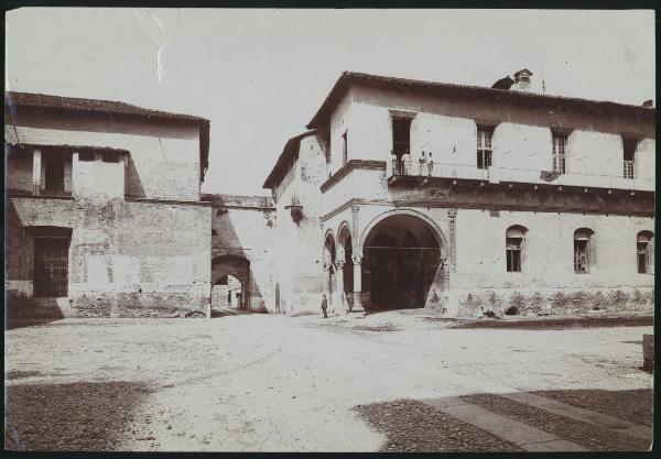 Milano - Castello Sforzesco - Corte Ducale con soldati sul ballatoio