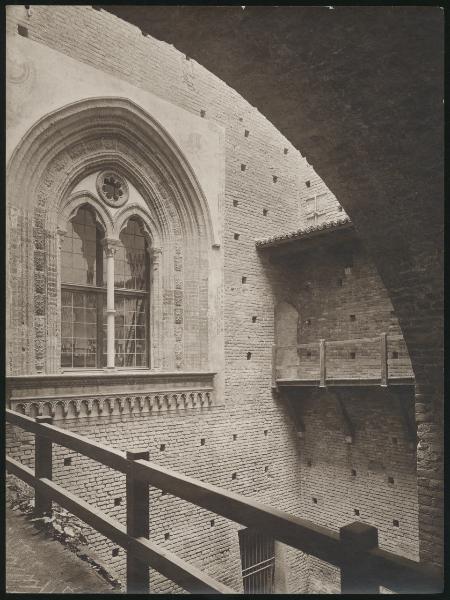 Milano - Castello Sforzesco - Corte Ducale - Finestra bifora della sala degli Scarlioni verso il cortiletto della fontana