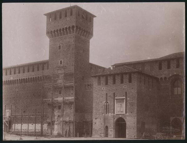 Milano - Castello Sforzesco - Torre di Bona di Savoia, Rocchetta e rivellino di accesso alla Corte Ducale visti dalla Piazza d'Armi - Cantiere
