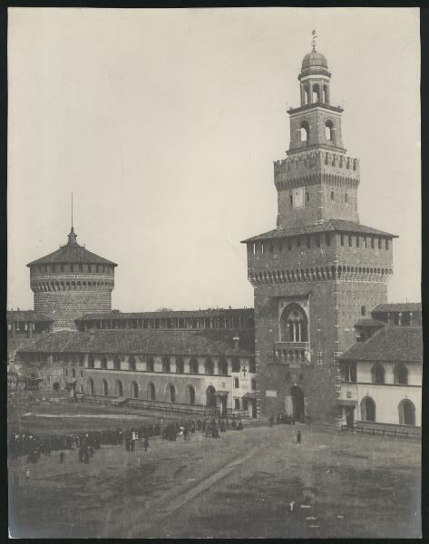 Milano - Castello Sforzesco - Piazza d'Armi e Torre Umberto I