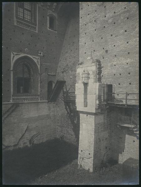 Milano - Castello Sforzesco - Piazza d'Armi - Antico falcone della fabbrica del Duomo un tempo presso il laghetto di S. Stefano