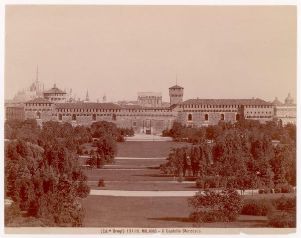 Milano - Castello Sforzesco - Veduta dal parco Sempione