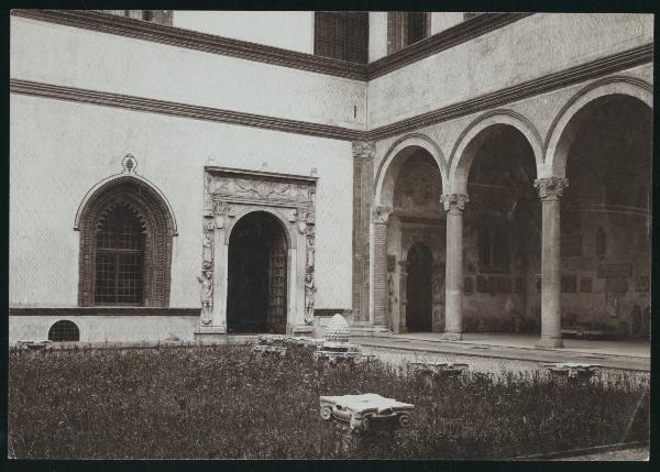 Milano - Castello Sforzesco - Corte Ducale, Portico dell'elefante, Portale del Banco Mediceo