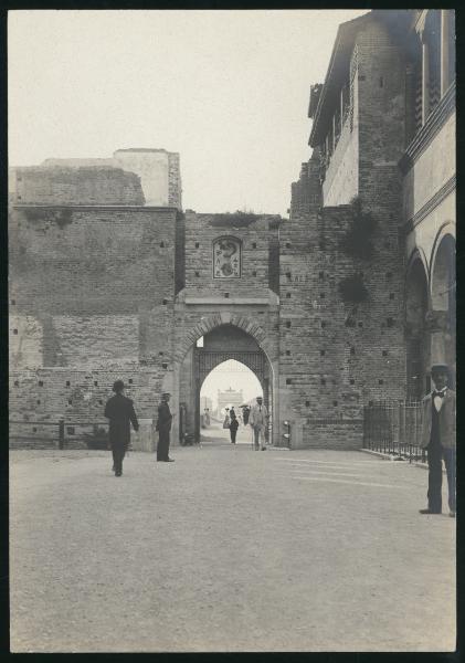 Milano - Castello Sforzesco - Corte Ducale - Porta di passaggio al corpo di guardia e porta del Barco