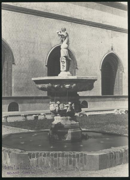 Scultura - Fontana Sforzesca (copia) nella Corte Ducale del Castello Sforzesco