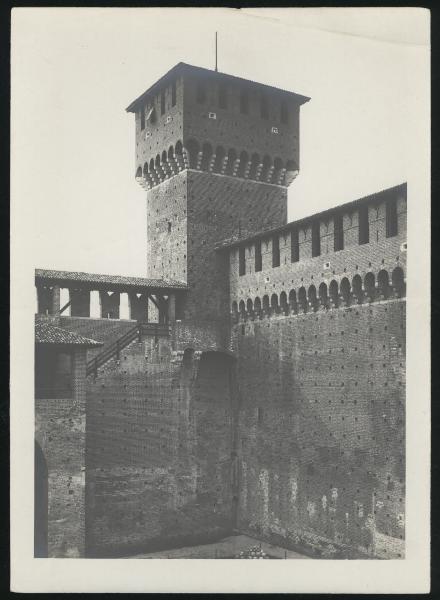 Milano - Castello Sforzesco - Torre di Bona di Savoia vista dalla Corte Ducale