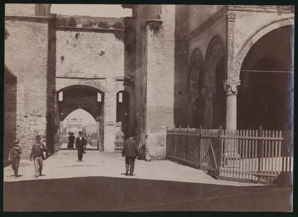 Milano - Castello Sforzesco - Porta del Barco e passaggio alla Corte Ducale - Portico della Loggetta di Galeazzo Maria Sforza