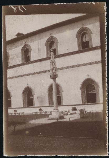 Milano - Castello Sforzesco - Corte Ducale - Colonna votiva con tabernacolo gotico "di S. Antonio"