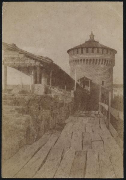 Milano - Castello Sforzesco - Mura verso la città e torrione est (dei Carmini) - Cantiere