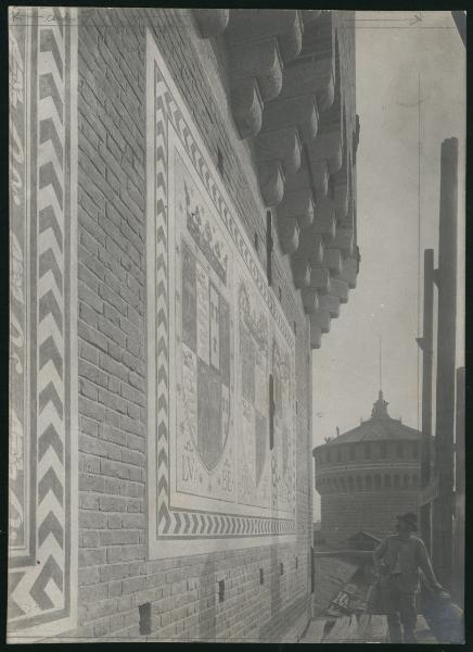 Milano - Castello Sforzesco - Torre Umberto I detta del Filarete in costruzione, stemmi araldici - torrione est (dei Carmini) - Cantiere