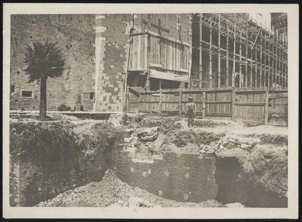 Milano - Castello Sforzesco - Sterro del fossato lungo il prospetto principale verso la città - Cantiere