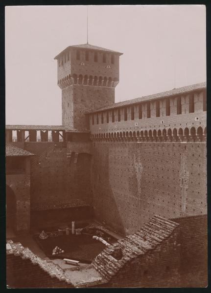 Milano - Castello Sforzesco - Torre di Bona di Savoia e cortile della Corte Ducale allestito a museo archeologico