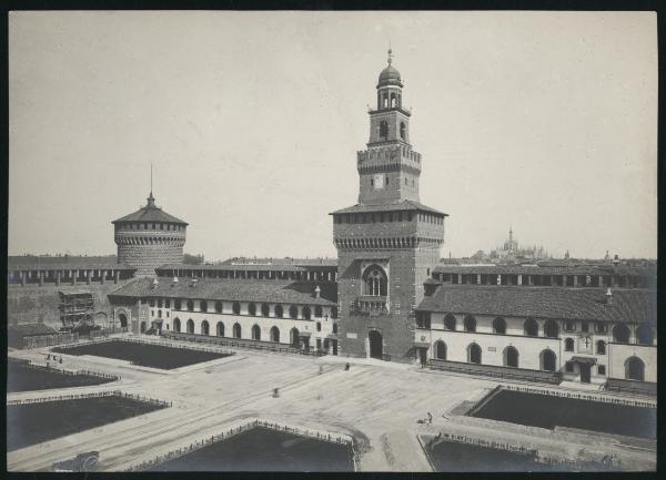 Milano - Castello Sforzesco - Piazza d'armi interna, Torre Umberto I detta del Filarete, torrione est (dei Carmini)