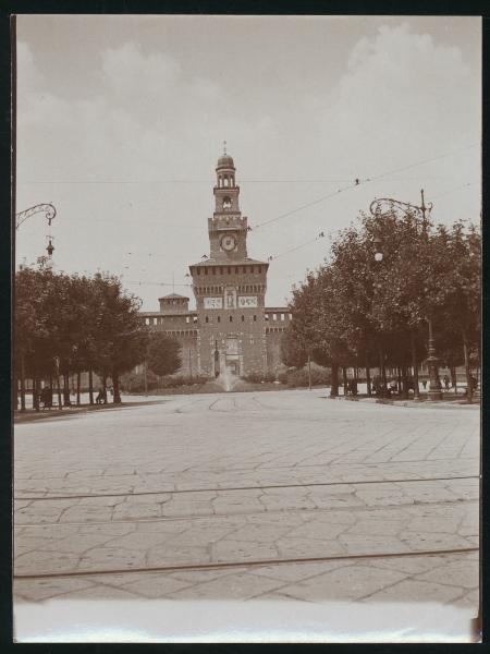 Milano - Castello Sforzesco - Torre Umberto I, detta del Filarete, da Largo Cairoli