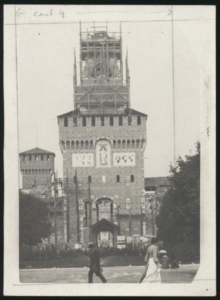 Milano - Castello Sforzesco - Torre Umberto I, detta del Filarete, in costruzione - Cantiere