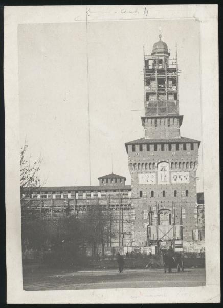 Milano - Castello Sforzesco - Torre Umberto I, detta del Filarete, in costruzione - Cantiere