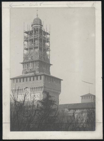 Milano - Castello Sforzesco - Torre Umberto I, detta del Filarete, in costruzione - Cantiere