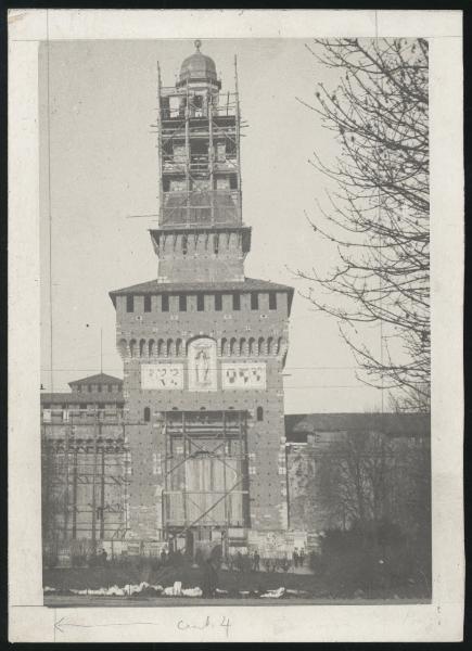 Milano - Castello Sforzesco - Torre Umberto I, detta del Filarete, in costruzione - Cantiere