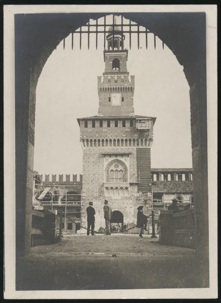 Milano - Castello Sforzesco - Torre Umberto I, detta del Filarete, in costruzione - Cantiere