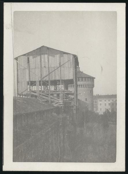 Milano - Castello Sforzesco - Torre Umberto I, detta del Filarete, in costruzione - Cantiere