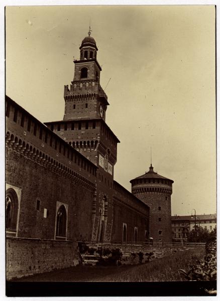 Milano - Castello Sforzesco - Facciata verso la città - Torre Umberto I, detta del Filarete, e torrione est (dei Carmini)