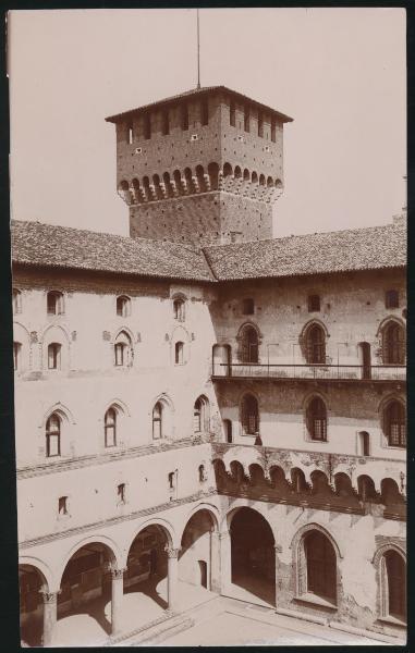 Milano - Castello Sforzesco - Cortile della Rocchetta e Torre di Bona di Savoia