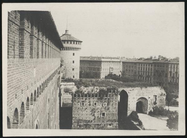 Milano - Castello Sforzesco - Lato sud-ovest - Rivellino e Torrione di Santo Spirito (o "di Porta Vercellina")