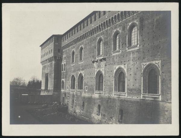 Milano - Castello Sforzesco - Lato sud-ovest e Torre del Tesoro (Torre Castellana) - Cantiere