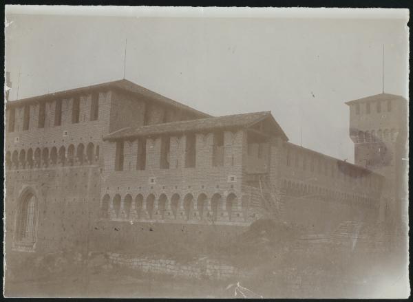 Milano - Castello Sforzesco - Ricostruzione della merlatura e dei camminamenti lungo il muro sud-ovest della Piazza d'Armi - Cantiere