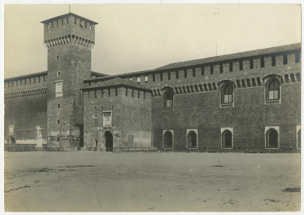 Milano - Castello Sforzesco - Rivellino di accesso alla Corte Ducale e Torre di Bona di Savoia