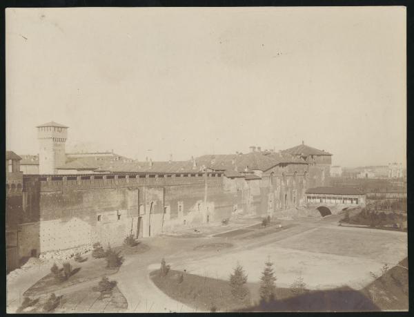 Milano - Castello Sforzesco - Lato nord-est - Torre Falconiera, Ponticella di Lodovico il Moro, Rivellino dei Carmini (o "di Porta Comasina"), Torre di Bona di Savoia