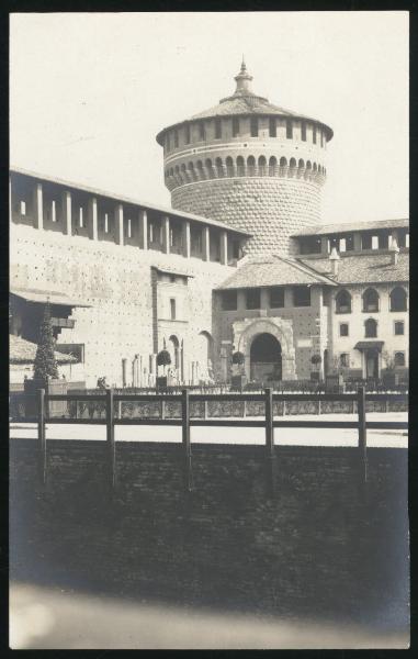 Milano - Castello Sforzesco - Piazza d'Armi, angolo sud-est e Torrione sud-est (dei Carmini)