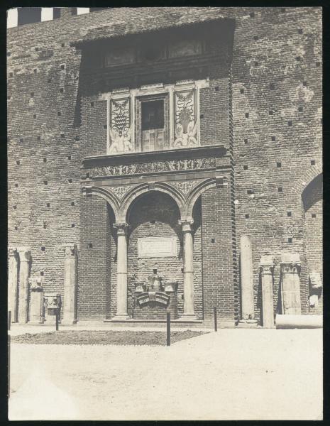 Milano - Castello Sforzesco - Piazza d'Armi - Resti murati della casa di via Bassano Porrone