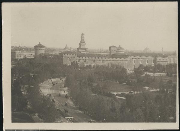 Milano - Castello Sforzesco - Veduta del lato nord-ovest e, a sinistra, del lato nord-est dal Parco Sempione