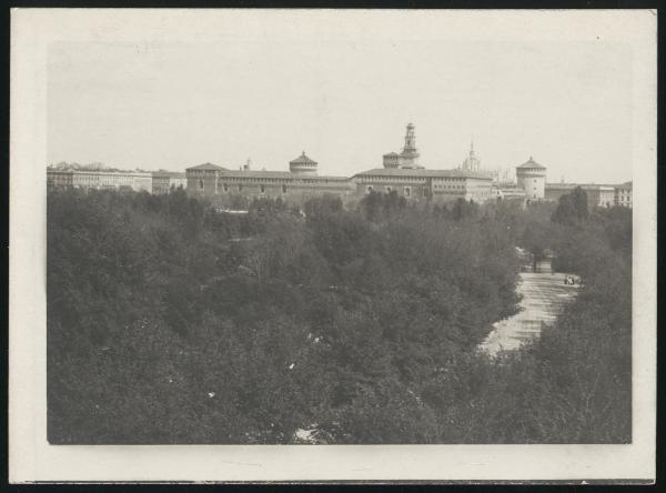 Milano - Castello Sforzesco - Veduta del lato nord-ovest dal parco Sempione