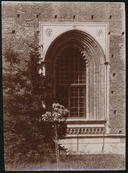 Milano - Castello Sforzesco - Finestra del piano terreno, lato nord-est - Esterno