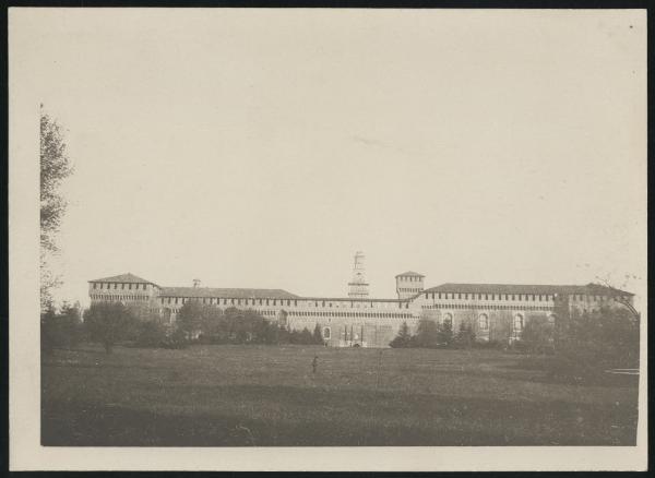 Milano - Castello Sforzesco - Lato nord-ovest visto dal Parco Sempione