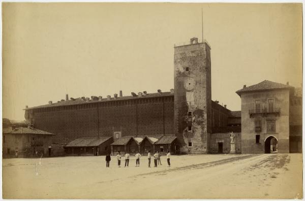 Milano - Castello Sforzesco - Piazza d'Armi interna e Torre di Bona di Savoia