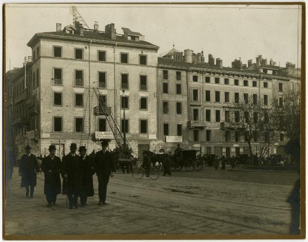 Milano - Piazza della Scala angolo via Manzoni - Case di abitazione durante la costruzione del palazzo della Banca Commerciale Italiana di Luca Beltrami