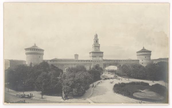 Milano - Castello Sforzesco - Veduta del lato est e piazza antistante - Torre del Filarete e torrioni circolari