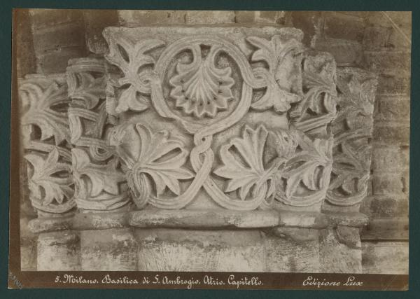 Scultura - Capitello romanico - Decorazioni fitomorfe - Milano - Basilica di Sant'Ambrogio - Atrio