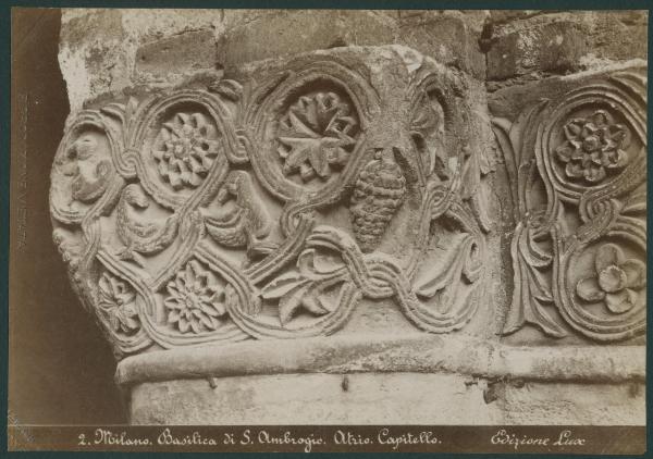 Scultura - Capitello romanico - Tralci di vite, uva, cardellini e rosette - Milano - Basilica di Sant'Ambrogio - Atrio