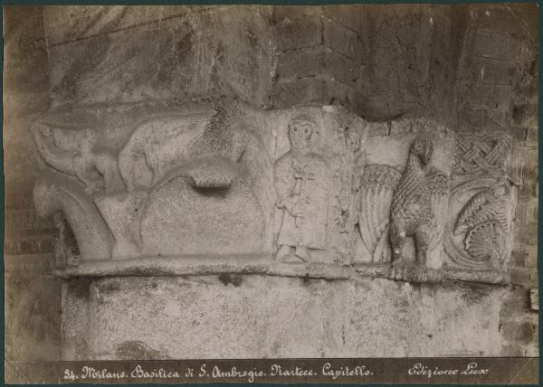 Scultura - Capitello romanico - Decorazioni fitomorfe, aquile e figura di religioso con croce astile - Milano - Basilica di Sant'Ambrogio - Nartece