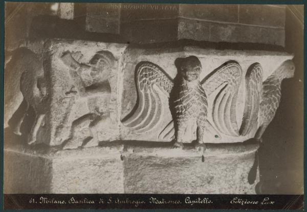 Scultura - Capitello romanico - Coppia di aquile e uomo con corno e bastone - Milano - Basilica di Sant'Ambrogio - Matroneo