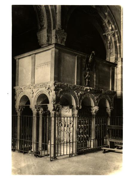 Milano - Basilica di Sant'Ambrogio - Ambone in marmo