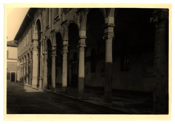 Milano - Basilica di Sant'Ambrogio - D. Bramante, porticato della Canonica (1492)