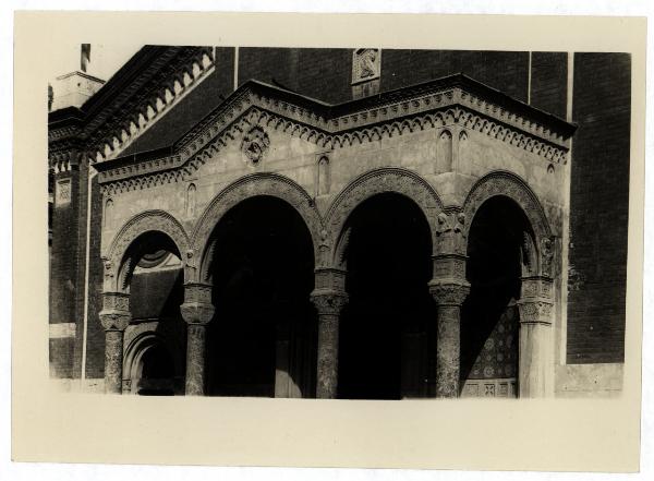 Milano - Basilica di S. Eufemia - Facciata, particolare del pronao