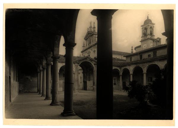 Milano - Certosa di Garegnano - Veduta del chiostro