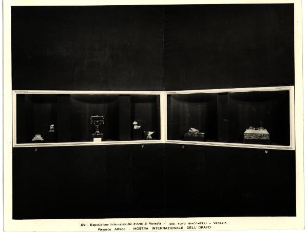 Venezia - XVII Esposizione Internazionale d'Arte - Mostra Internazionale dell'Orafo, A. Ravasco, vetrina con oreficerie