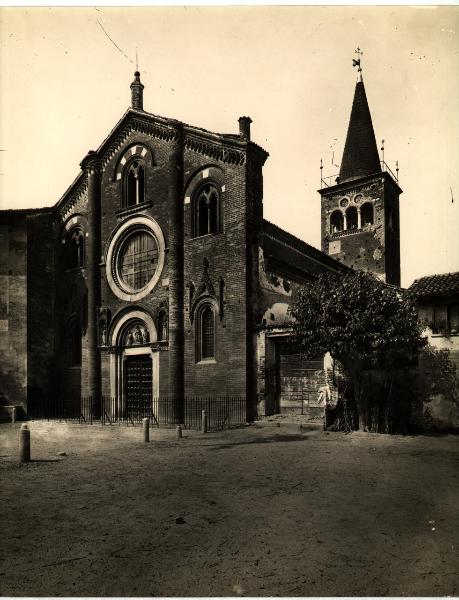 Viboldone - Abbazia - Veduta di scorcio della facciata